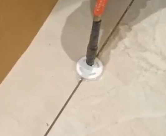 盘锦市瓷砖空鼓维修公司专业解答瓷砖在铺贴过程中，如果没有涂抹均匀到位的粘结材料（如水泥砂浆或瓷砖胶），可能会导致以下问题