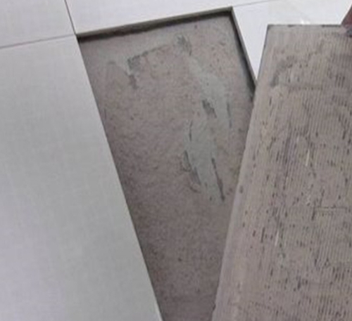 盘锦市瓷砖空鼓维修公司分享瓷砖铺贴时如果打浆（即涂抹在瓷砖背面和基层上的砂浆或瓷砖胶）过少，会带来以下问题
